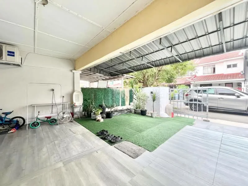 Exterior type: linked terrace house; features: covered car porch, artificial grass lawn, paved walkway, manicured plants, wall-mounted air conditioning unit, bicycle storage, fence, outdoor fan; style: modern.