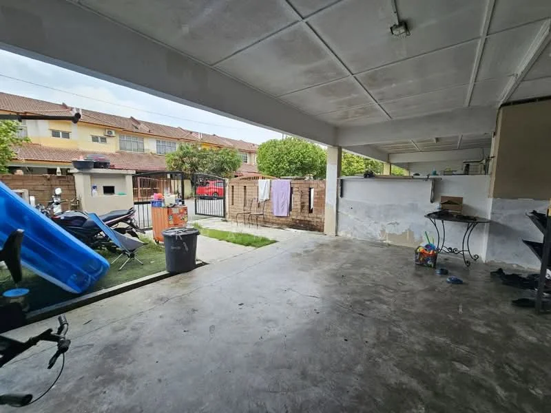 Exterior type: linked terrace house; features: concrete flooring, covered patio area, fenced yard, manicured lawn, outdoor furniture, clothesline with hanging clothes, bicycle, outdoor storage area, garden hose, sliding gate, parking space; style: modern.