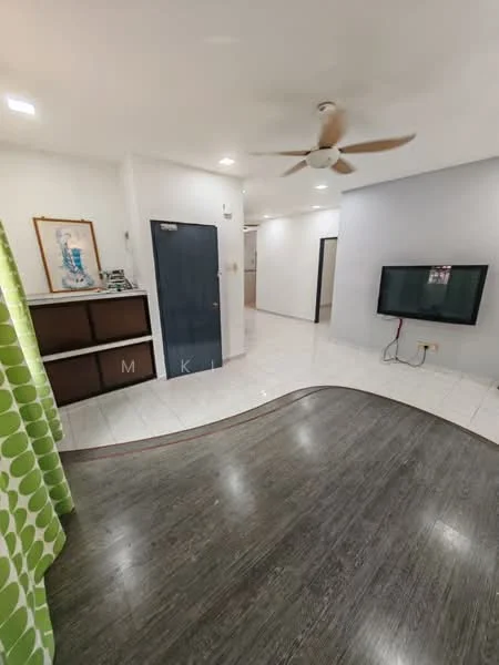 Living features: 5-blade ceiling fan, wall-mounted TV, white walls, grey accent wall, polished tile flooring, decorative artwork, green patterned curtains, open layout, recessed lighting; style: modern.