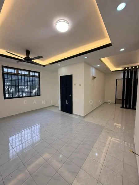 Living features: white painted walls, glossy ceramic tile flooring, tray ceiling with recessed lighting, 5-blade ceiling fan with light, large black-framed windows, blue door, wall-mounted air conditioning unit, neutral color scheme; style: modern.