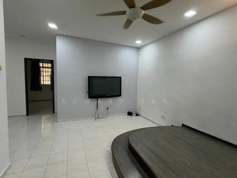 Living features: white painted walls, ceramic tile flooring, 5-blade ceiling fan, wall-mounted TV, recessed LED downlights, step-up platform, cable management system, large window with sheer curtains; style: modern.