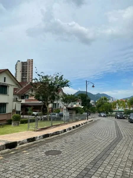 Exterior type: linked terrace house; features: paved road with cobblestones, manicured lawn, mature trees, two-storey linked terrace houses, street lamps, mountain view in background, surrounded by greenery, parking along the street; style: modern.