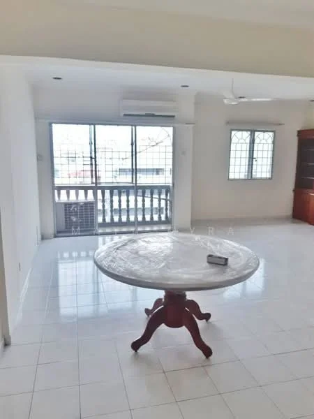 Living features: white painted walls, glossy white tile flooring, 5-blade ceiling fan, wall-mounted split AC, large windows with grille, round marble dining table with wooden base, built-in wooden cabinet, natural light from windows; style: modern.