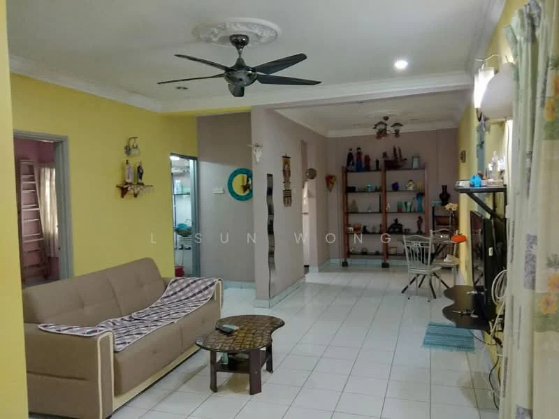 Living features: cream painted walls, yellow accent wall, white ceiling with crown moulding, 5-blade ceiling fan with light, 3-seater fabric sofa in beige, coffee table, TV console, wall-mounted TV, decorative shelves, area rug, tile flooring, window with sheer curtains; style: modern.