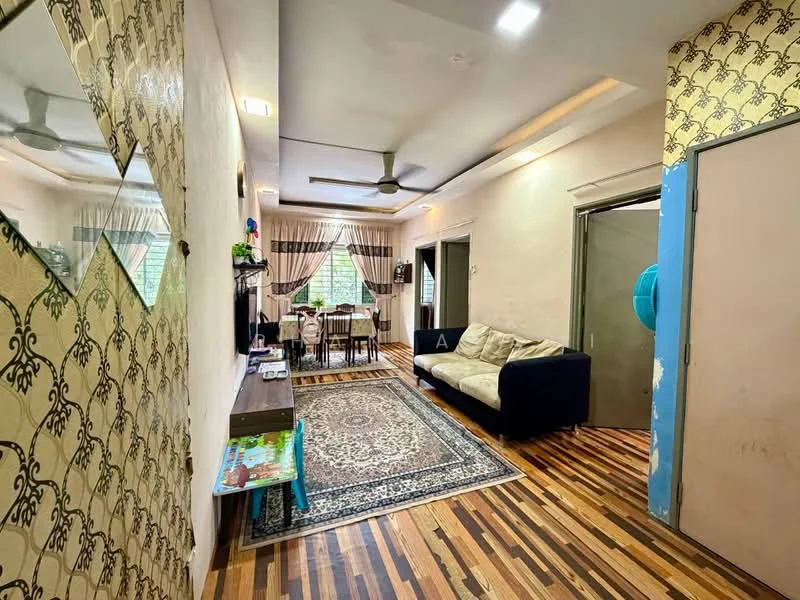 Living features: 3-seater fabric sofa in beige, wooden flooring, area rug with intricate pattern, wall-mounted TV, TV console, ceiling fan, decorative mirror, dining table for 4, sheer curtains, wall with patterned wallpaper, windows with natural light; style: modern.