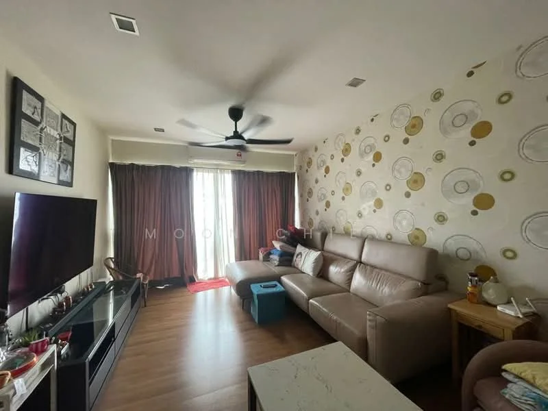 Living features: 3-seater leather sofa in beige, coffee table, wall-mounted TV, TV console, area rug, 5-blade ceiling fan, floor-to-ceiling windows, curtains, decorative wall with circular pattern, laminate flooring, light-colored walls, decorative artwork; style: modern.
