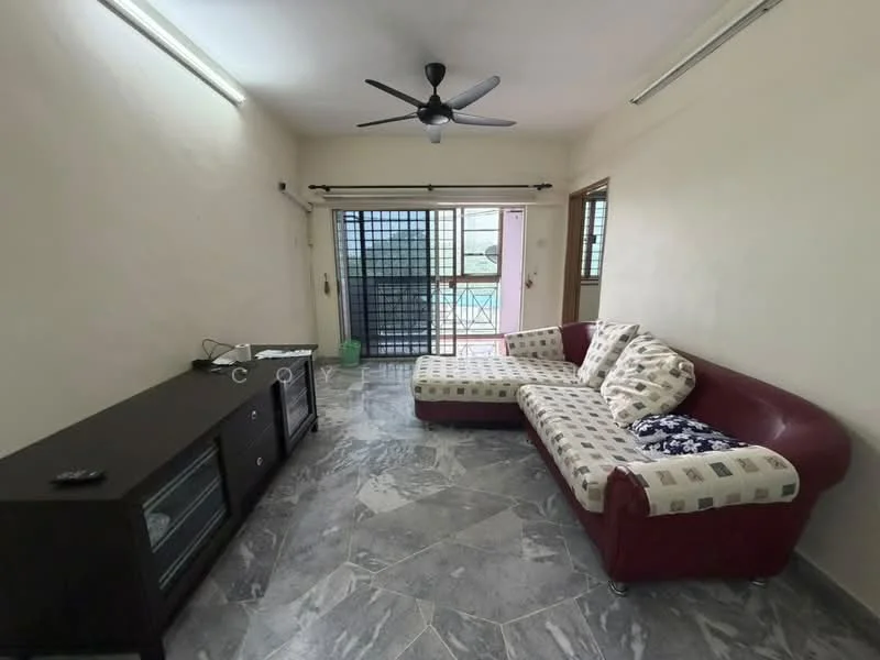 Living features: 3-seater fabric sofa in red and cream, marble flooring, ceiling fan with light, TV console, sliding glass door, window with grid, light-colored painted walls, decorative throw pillows; style: modern; view: garden.