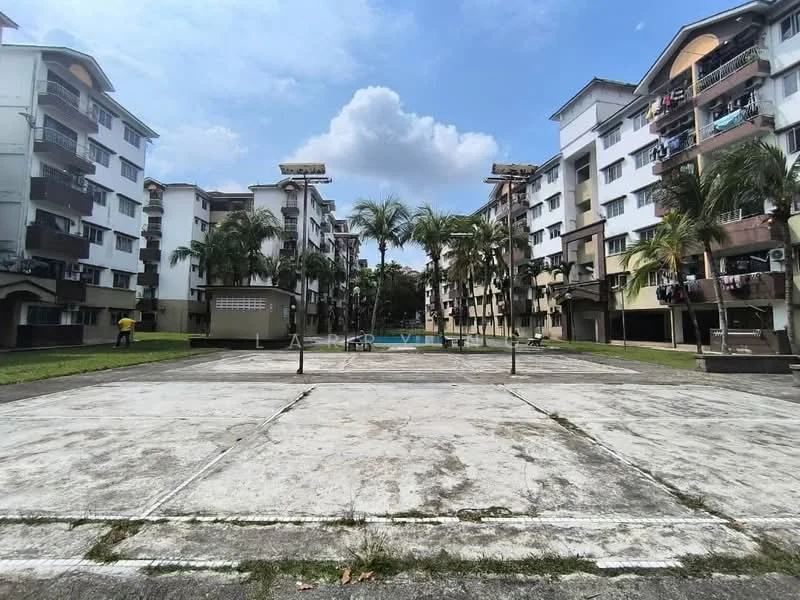 Exterior type: low-rise apartment block; features: two-storey buildings, white painted facade, balconies with railings, palm trees in landscaping, manicured lawn, concrete pathway, open courtyard area, visible laundry hanging on balconies; style: modern.