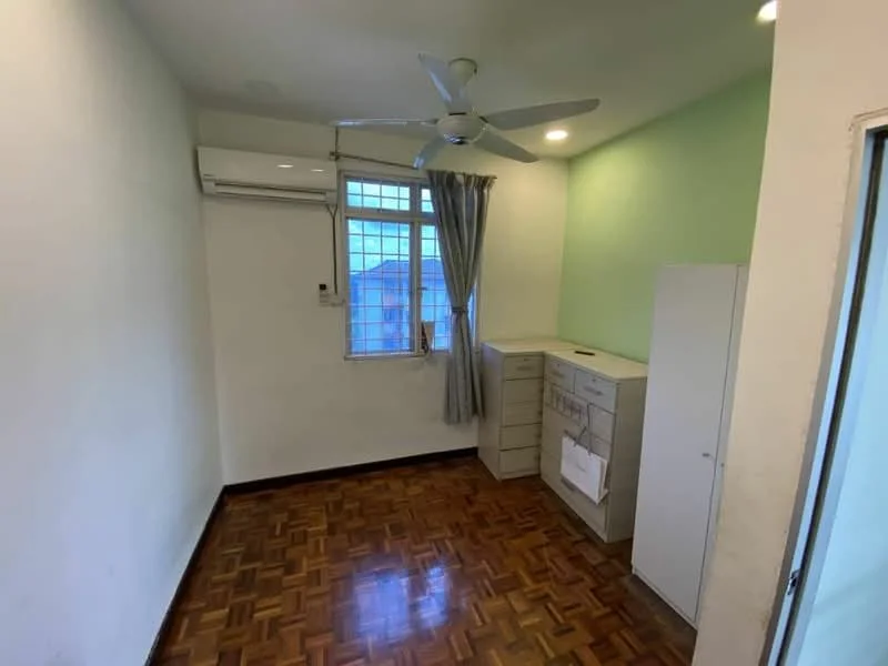 Room features: white painted walls, green accent wall, parquet wood flooring, 5-blade ceiling fan, wall-mounted split AC, window with sheer curtains, built-in wardrobe, desk with drawers; style: modern.