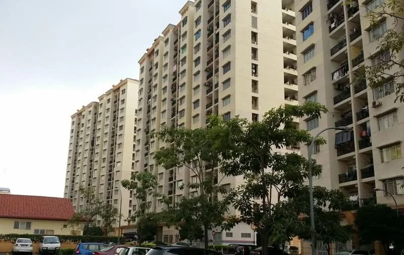 Exterior type: mid-rise condominium; features: cream painted facade, balconies on each floor, multiple storeys, surrounded by trees, parking lot in front, urban setting, visible laundry on balconies; style: modern.