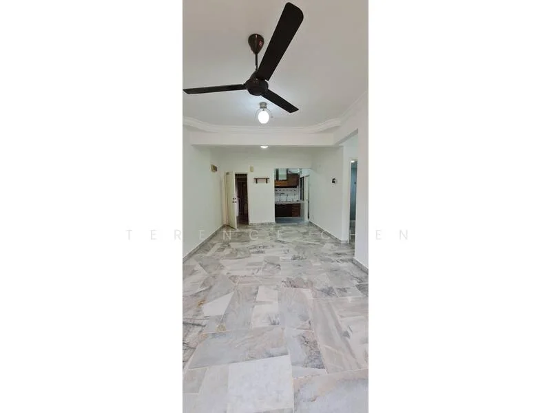 Living features: marble flooring, white painted walls, tray ceiling, 5-blade ceiling fan with light, recessed downlights, open layout, doorway to kitchen, large windows; style: modern.