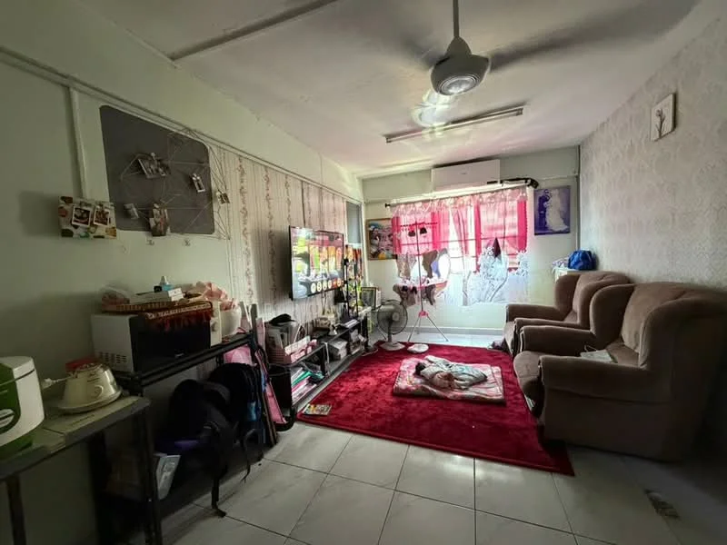 Living features: 2-seater fabric sofa in beige, area rug in red, wall-mounted TV, TV console, coffee table, ceiling fan, window with sheer curtains, decorative wall with patterned wallpaper, framed artwork, decorative items on shelves, light source from window; style: modern.