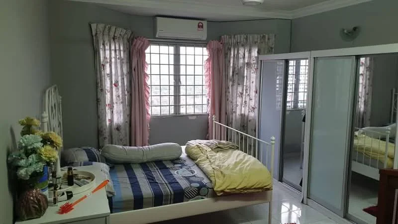 Bedroom features: double bed with white metal frame, striped bed linens in blue and white, yellow blanket, white bedside table, decorative flowers on bedside table, floor-to-ceiling windows, curtains with floral pattern, air conditioning unit on wall, mirrored sliding wardrobe, white tiled flooring, wall-mounted light fixture, grey painted walls; view: city.