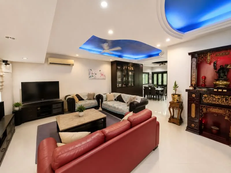 Living features: 5-blade ceiling fan with light, recessed downlights, sofa in red leather, 3-seater fabric sofa in beige, coffee table with marble top, TV console, wall-mounted TV, decorative cabinet with intricate carvings, area rug, white painted walls, glossy tile flooring, blue accent ceiling; style: modern.