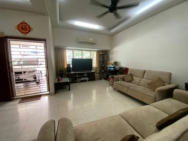 Living features: cream painted walls, tray ceiling, 5-blade ceiling fan with light, large window with sheer curtains, light-colored tiled flooring, sofa in beige fabric, coffee table, TV console, wall-mounted TV, decorative plants, side table, open space layout; style: modern.