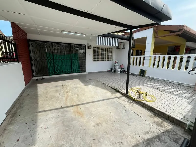 Exterior type: linked terrace house; features: covered car porch, concrete flooring, metal gate, brick wall with green paint, tiled flooring, drainage channel, exposed ceiling, outdoor hose, surrounding walls, window grilles; style: modern.