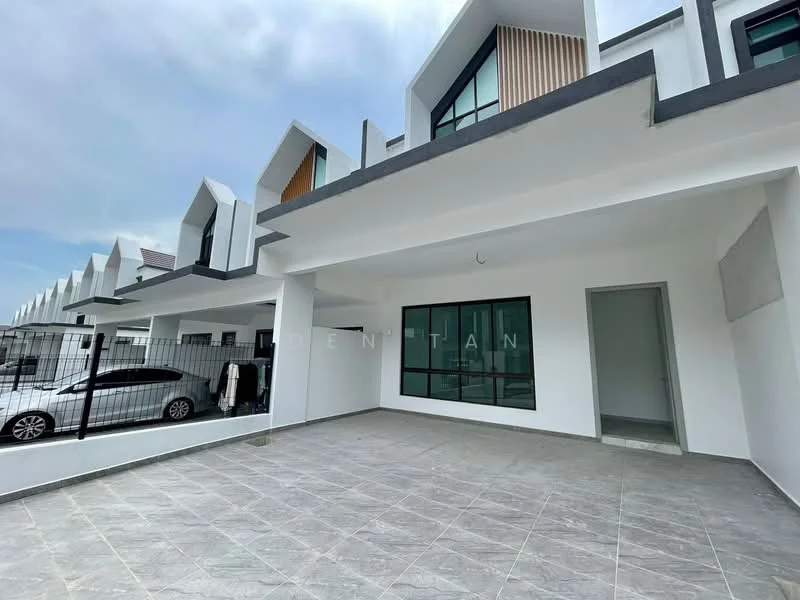 Exterior type: linked terrace house; features: white painted facade, flat roof, approximately 2-storey, large windows, grey tiled flooring, fenced perimeter, car parking space, minimalist design, open outdoor area; style: modern.