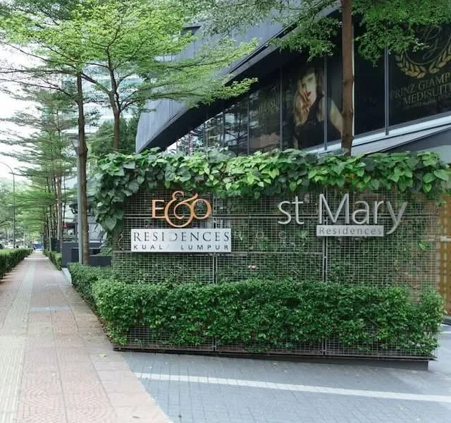 Exterior features: landscaped walkway, manicured greenery, signage for E&O Residences, modern facade, surrounded by trees, urban setting; style: modern.