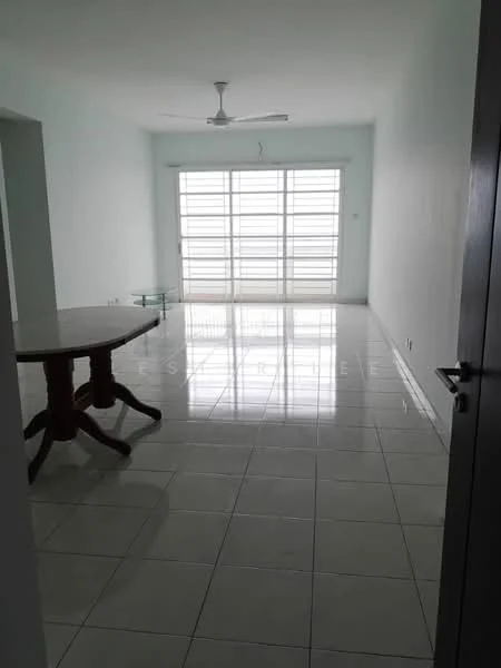 Living features: white painted walls, glossy tile flooring, 5-blade ceiling fan, large windows with horizontal blinds, round dining table with wooden base, open layout, natural light, neutral color palette; style: modern.