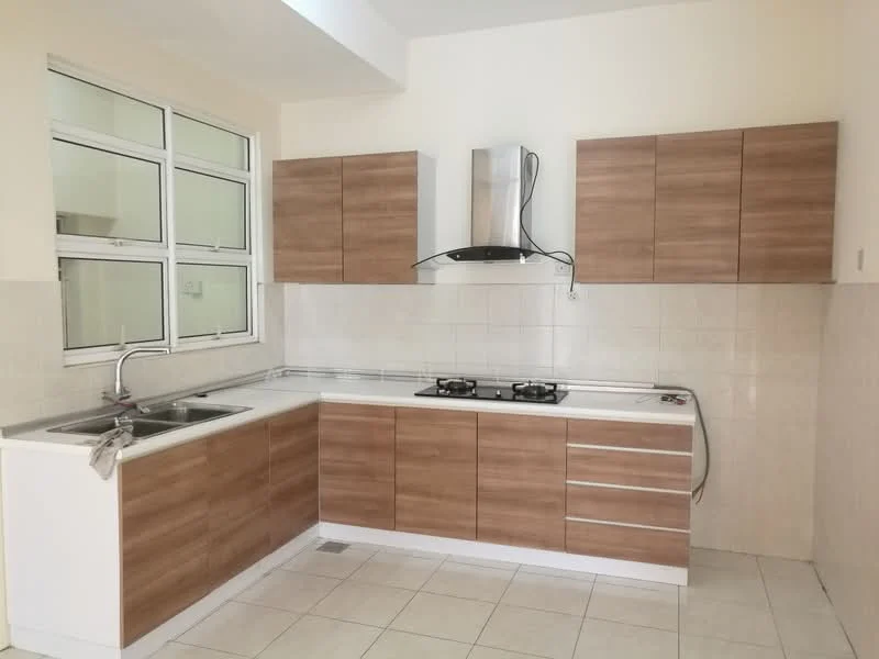 Kitchen features: L-shaped kitchen layout, brown laminate cabinetry, stainless-steel sink, chrome pull-down faucet, built-in gas hob, stainless-steel range hood, white tiled backsplash, cream tiled flooring, multiple windows for natural light; style: modern.