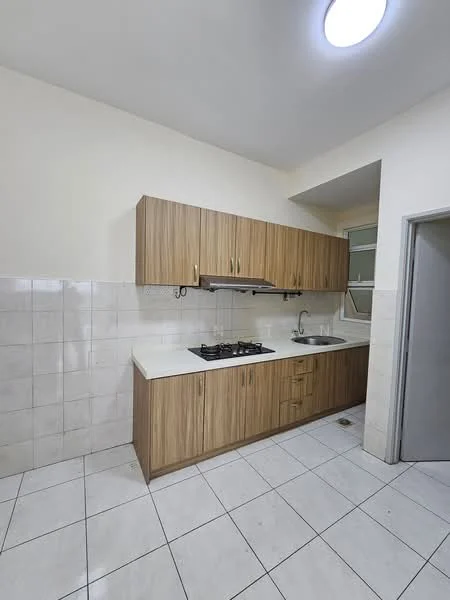 Kitchen features: laminate cabinetry in wood finish, white countertop, stainless-steel sink, chrome pull-down faucet, 4-burner gas hob, built-in range hood, white tiled backsplash, white tiled flooring, single window, overhead lighting; style: modern.
