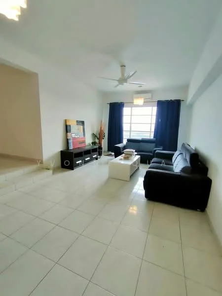Living features: white painted walls, ceramic tile flooring, 5-blade ceiling fan, sofa in black, 2-seater sofa, coffee table, TV console, wall-mounted TV, curtains in dark blue, large window, decorative plant; style: modern.