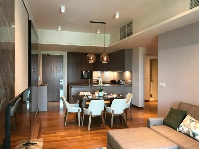 Living features: wood flooring, recessed downlights, pendant lamps, wall-mounted TV, sofa in grey fabric, coffee table, dining table for 6, upholstered dining chairs, kitchen island, built-in microwave, stainless-steel appliances, open shelving, decorative plant, feature wall with mirror; style: modern.