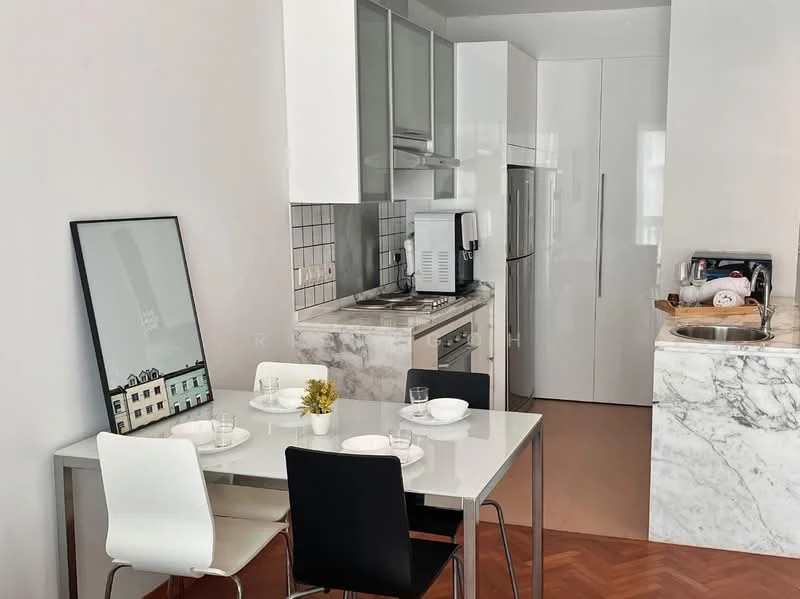 Kitchen features: white cabinetry, stainless-steel appliances, marble countertop, built-in oven, 4-burner gas hob, stainless-steel range hood, double-door fridge, grey tiled backsplash, dining table with white and black chairs, kitchen sink, wall-mounted cabinets, wooden flooring; style: modern.
