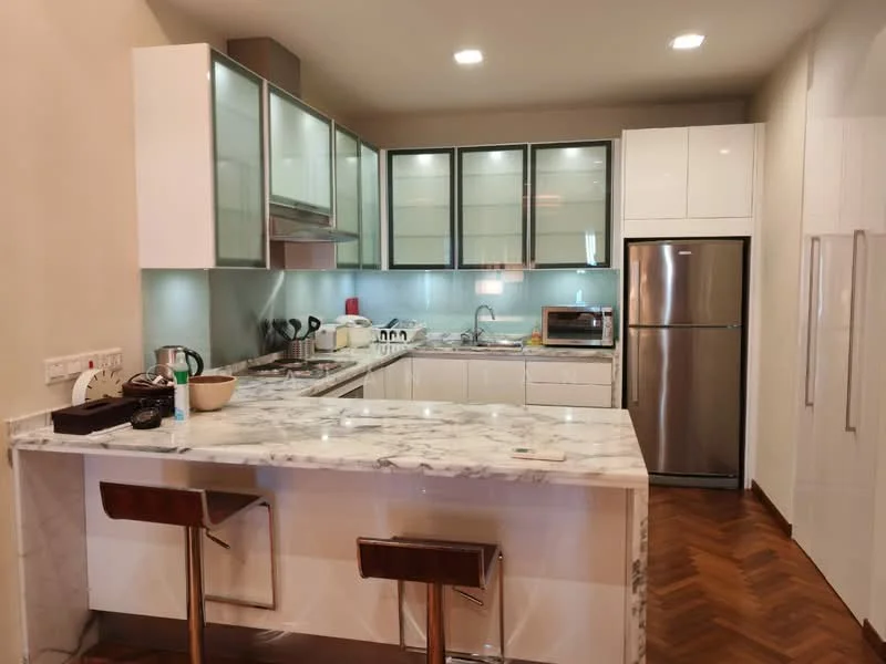 Kitchen features: marble countertop, white cabinetry, glass-front upper cabinets, stainless-steel fridge, built-in oven, freestanding microwave, 4-burner gas hob, stainless-steel range hood, double-bowl stainless-steel sink, chrome pull-down faucet, wooden bar stools, herringbone wood flooring, recessed downlights, backlit glass backsplash; style: modern.