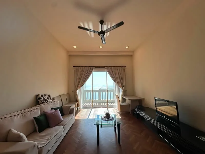 Living features: 3-seater fabric sofa in beige, 2-seater fabric sofa in beige, coffee table, TV console, wall-mounted TV, ceiling fan with 3 blades, floor-to-ceiling sliding glass door, curtains, wooden flooring, decorative cushions, side table; style: modern; view: sea.