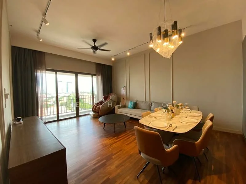 Living features: wooden flooring, 5-blade ceiling fan with light, sofa in light grey fabric, round coffee table, dining table for 6 with upholstered chairs, floor-to-ceiling windows, curtains, decorative chandelier, wall-mounted TV console, decorative wall art; style: modern; view: city.
