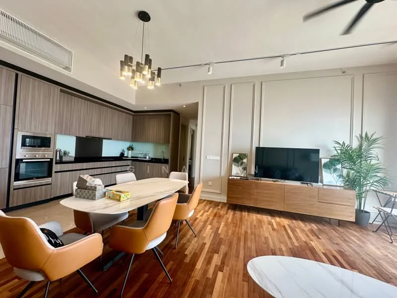 Living features: wood flooring, recessed downlights, chandelier, wall-mounted TV, TV console in wood, large windows, dining table with marble top, 6 upholstered dining chairs, potted plant, open kitchen layout, kitchen cabinetry in wood, built-in oven, stainless-steel fridge, kitchen island, ceiling fan; style: modern.