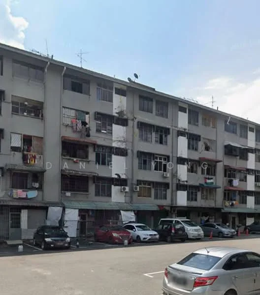 Exterior type: low-rise apartment block; features: grey painted facade, balconies with metal railings, window air conditioning units, multiple floors, visible laundry hanging on balconies, parking spaces in front, cars parked in front of the building, satellite dishes on the roof; style: traditional.