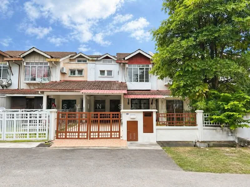 Exterior type: linked terrace house; features: red tiled roof, white painted facade, brown wooden gate, front porch with paving, manicured lawn, mature trees, two-storey structure, balconies on upper level, fenced front yard; style: modern.
