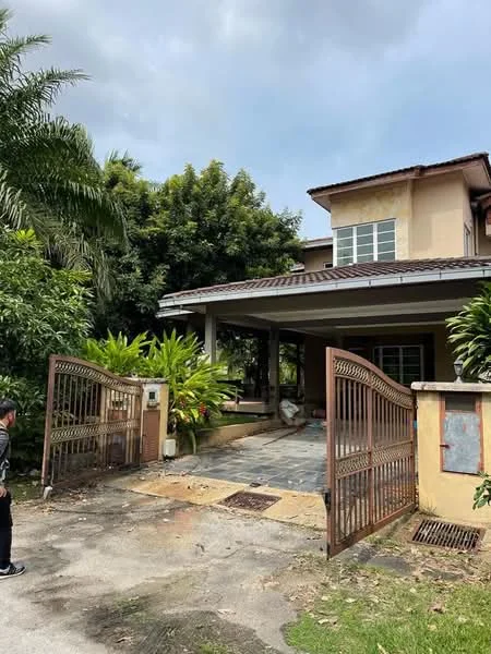 Exterior type: detached bungalow; features: gated entrance, paved driveway, manicured landscaping, tropical plants, covered porch, two-storey structure, large windows, sloping roof, front garden, fence, open space, surrounded by greenery; style: modern.