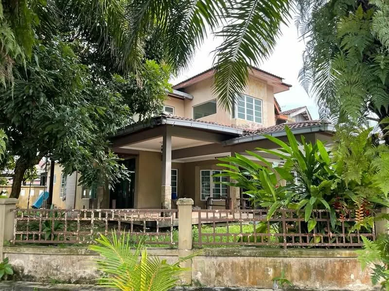 Exterior type: detached bungalow; features: two-storey structure, cream painted facade, pitched tile roof, large windows, covered porch, manicured garden, tropical landscaping, palm trees, fenced front yard, stone-paved walkway; style: modern.