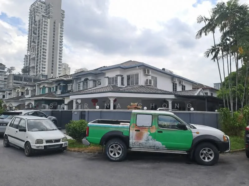 Exterior type: linked terrace house; features: white painted facade, flat roof, 2-storey building, manicured lawn, paved driveway, parking space for 2 cars, surrounded by mature greenery, nearby high-rise buildings; style: traditional.