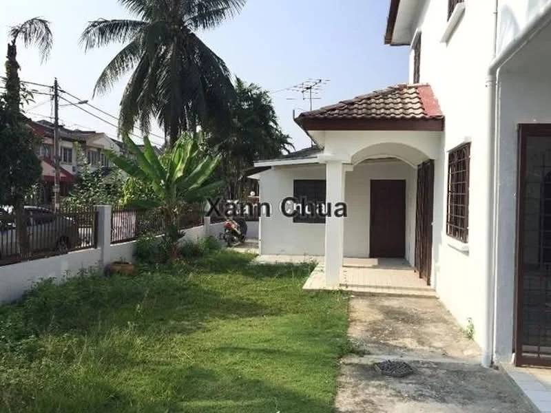 Exterior type: semi-detached house; features: white painted facade, red tiled roof, manicured lawn, paved walkway, fenced yard, palm trees, front porch, single-storey, surrounded by residential area; style: modern.
