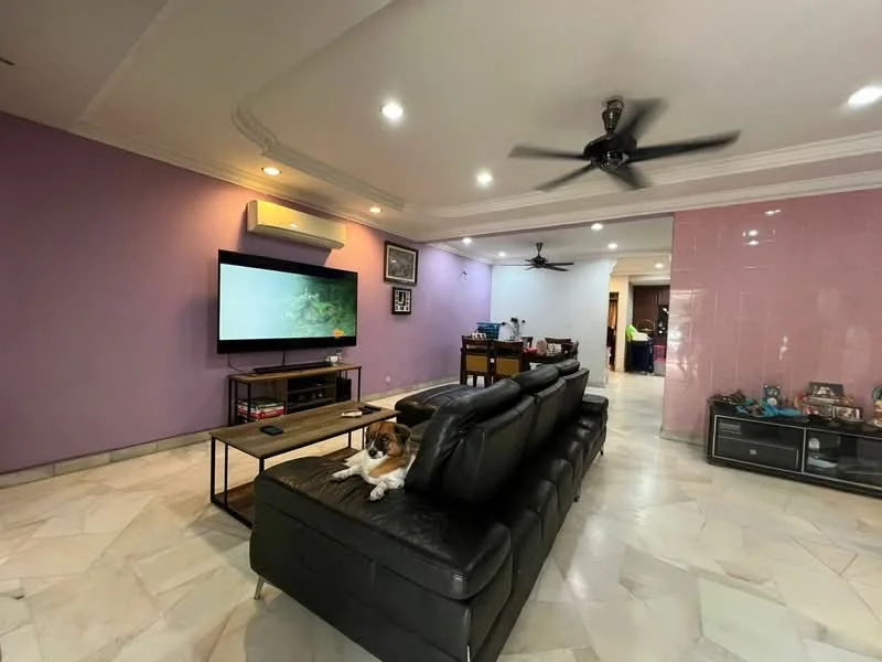 Living features: 3-seater leather sofa in black, coffee table, wall-mounted TV, TV console, marble flooring, purple accent wall, recessed downlights, ceiling fan, decorative wall art, open layout to dining area; style: modern.