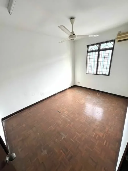 Room features: white painted walls, parquet wood flooring, ceiling fan, two windows with grid pattern, air conditioning unit.