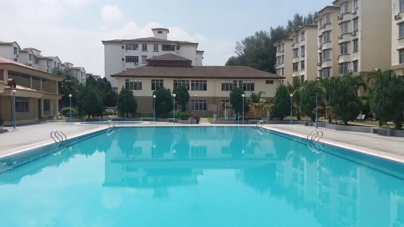 Exterior type: low-rise apartment block; features: infinity pool, pool deck with loungers, landscaped garden with palm trees, manicured lawn, multiple storey buildings, outdoor lighting, surrounded by greenery; style: modern.
