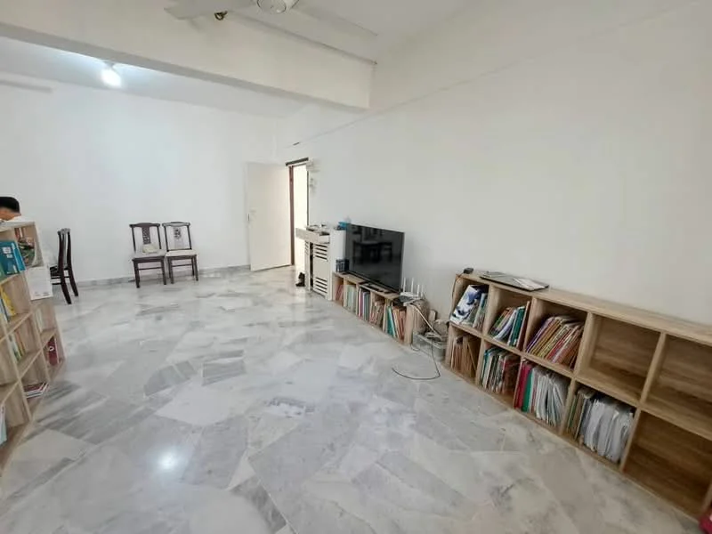 Living features: marble flooring, white painted walls, ceiling fan, wall-mounted TV, wooden bookshelf, wooden chairs, open space layout, natural light from windows; style: modern.