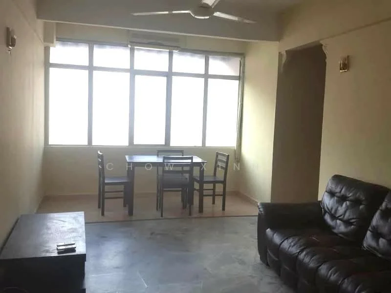 Living features: 3-seater leather sofa, wooden coffee table, 4-seater dining table, floor-to-ceiling windows, ceiling fan, light-colored painted walls, tile flooring, decorative wall sconces; style: modern.