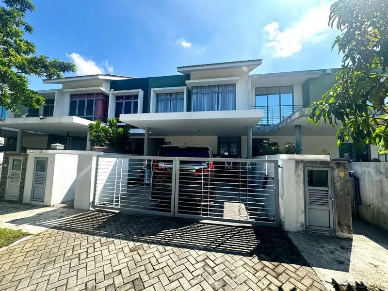 Exterior type: linked terrace house; features: two-storey building, white painted facade, glass windows, balconies on upper floor, manicured lawn, paved driveway, metal gate, surrounded by greenery; style: modern.