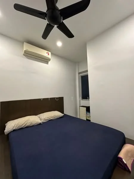 Bedroom features: queen-size bed with dark wood headboard, blue bedspread, 1 bedside table, 1 window with dark curtains, wall-mounted air conditioning unit, ceiling fan with 3 blades, recessed ceiling lights, white painted walls, laminate flooring; style: modern.