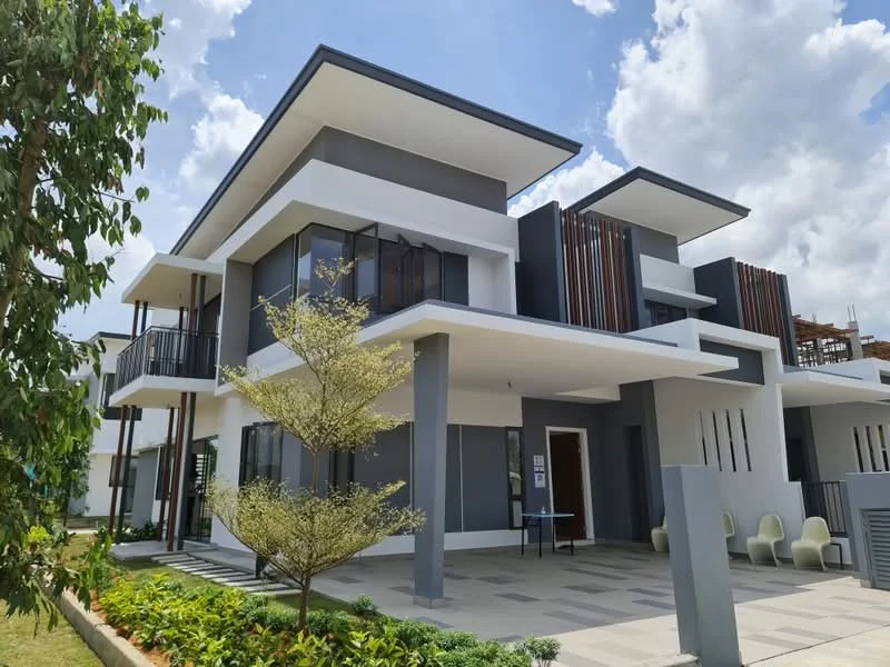 Exterior type: detached bungalow; features: grey painted facade, white painted facade, recessed balconies, horizontal wooden slats, flat roof, manicured landscaping, paved driveway, outdoor seating area, large windows, modern architectural design; style: modern.