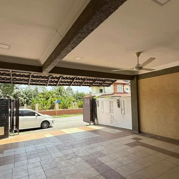 Exterior type: car porch; features: tiled flooring, ceiling with exposed beams, 5-blade ceiling fan, open space, double-door access, surrounded by greenery, driveway, natural light from windows, front yard view; style: modern.