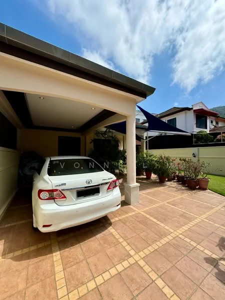 Exterior type: detached bungalow; features: car porch with awning, white painted facade, tiled flooring, landscaped garden with potted plants, shade sail, manicured lawn, single-storey, surrounded by residential houses; style: modern.