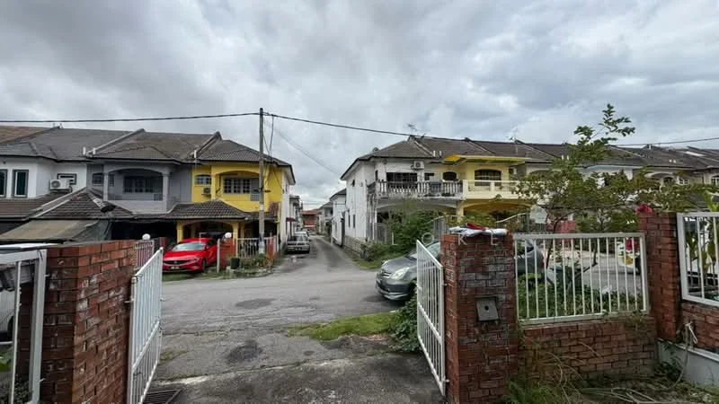 Exterior type: linked terrace house; features: two-storey linked terrace houses, yellow painted facade, grey painted facade, paved driveway, front garden with shrubs, visible parked cars, street view, overcast sky; style: modern.