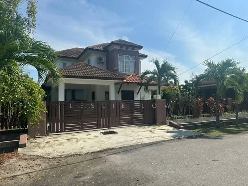 Exterior type: detached bungalow; features: brown wooden gate, cream painted facade, red tiled roof, two-storey structure, manicured lawn, palm trees, surrounded by greenery, driveway with sand, front porch, window shutters; style: modern.